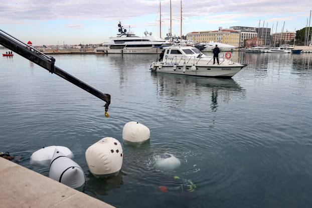 Zadar: Izvlačenje auta koji je 18 godina bio u moru