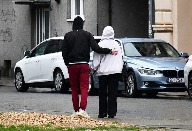 Slavonski Brod:  Kišno i tmurno proljetno poslijepodne na gradskim ulicama