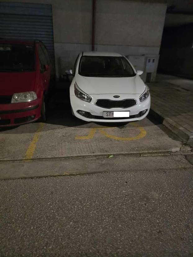 FOTO Tko to tamo pjeva, ups... parkira. Ovako to Hrvati rade, neki uzmu mjesto i invalidima...