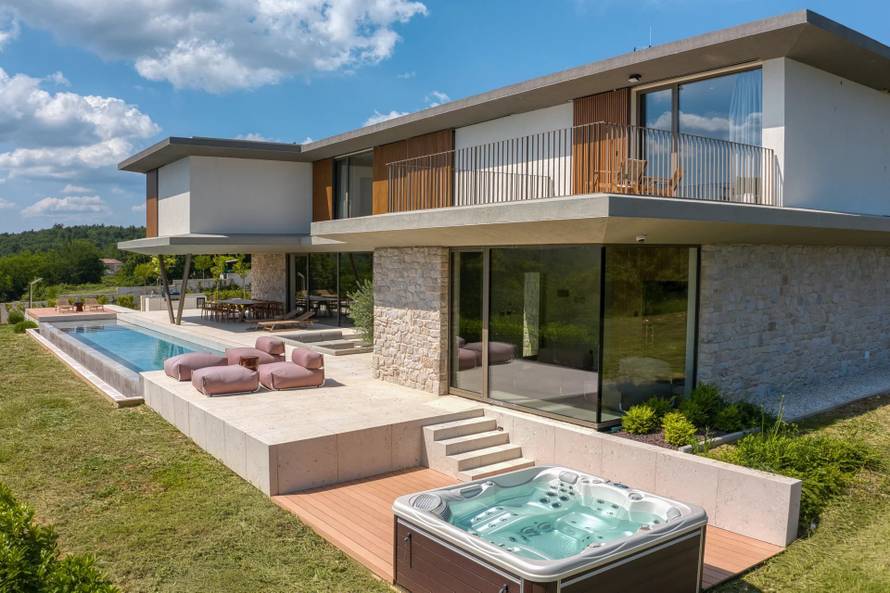 Ova vila kraj Motovuna izgleda kao da je stopljena s prirodom: Ima privatni spa, jacuzzi, bazen