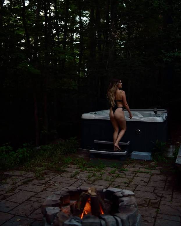 FOTO Ovo je najseksi pekarica koju ćete danas vidjeti: Mijesi tijesto i osvaja izgledom