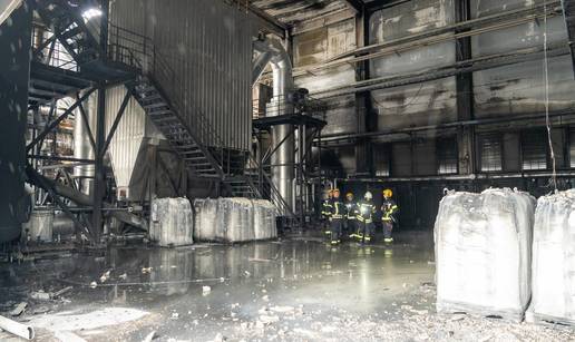 FOTO Požar u prostoru tvornice parketa gasila 22 vatrogasca, materijalna šteta je velika