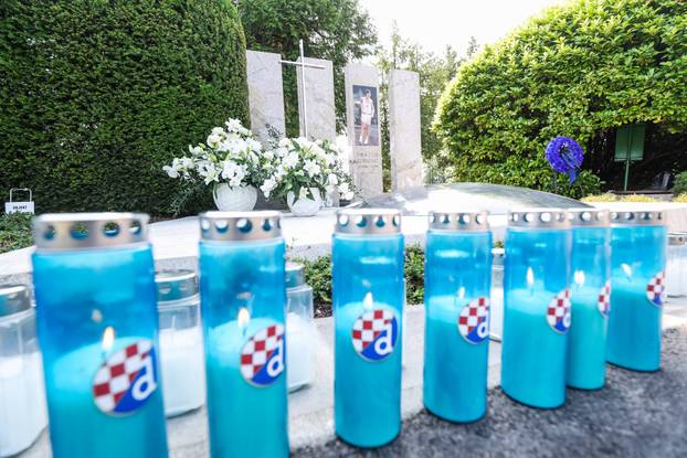 Zagreb: Delegacija Dinama položila vijenac na grob Dražena Petrovi?a povodom obljetnice njegove smrti