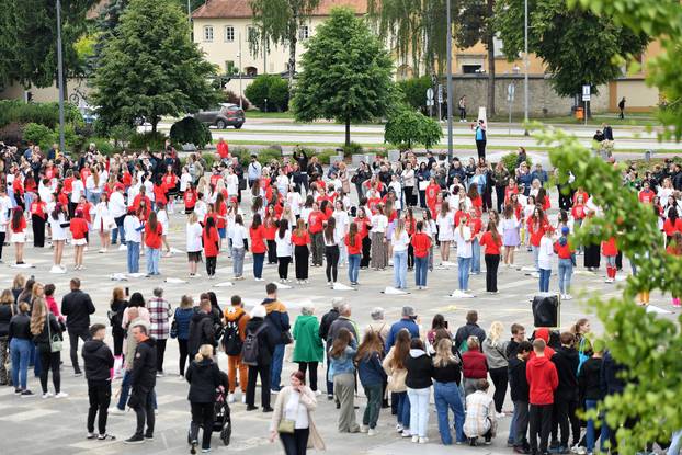 Varaždin: Stotinu maturanata varaždinskih srednjih škola plesalo tradicionalnu Quadrillu