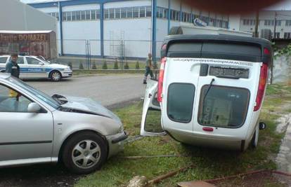 Renault završio na krovu nakon sudara sa Škodom