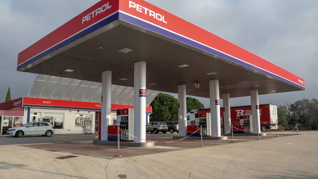 Petrol i Crodux u znak prosvjeda zatvorili pumpe na sat vremena