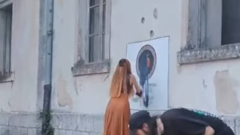 VIDEO U Sinju naslikala pa uništila grb 'Tigrova'. HDZ: To je sramota. Uključila se i policija