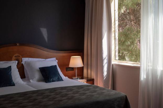 FOTO Hotel u Dubrovniku ima koktel bar u stijeni nad morem!