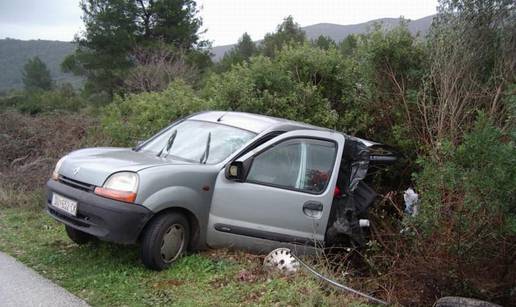 Vozač teretnjakom zdrobio Renault i ubio dječaka (3)