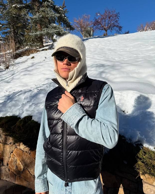 FOTO 'Alpski modni mačak' voli nositi bunde, suknje i lakirati nokte. Sad dominira skijanjem