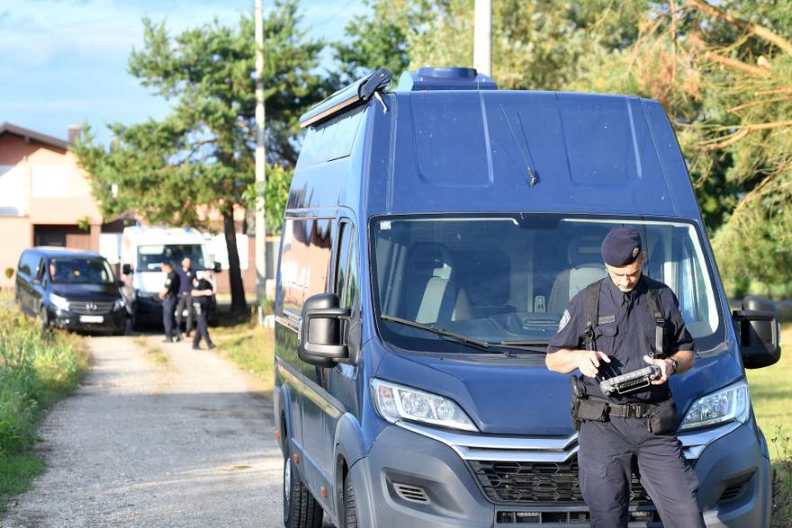 Policijski očevid kod Male Subotice gdje je pronađeno tijelo muškarca, sumnja se na ubojstvo