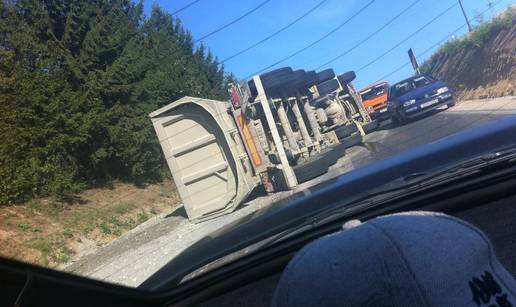 Zbog prebrze vožnje prevrnuo se kamion koji je vozio šljunak