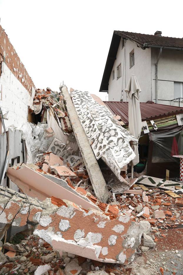 Zagreb: Na pečenjaru u Dubravi pao zid sa susjedne zgrade