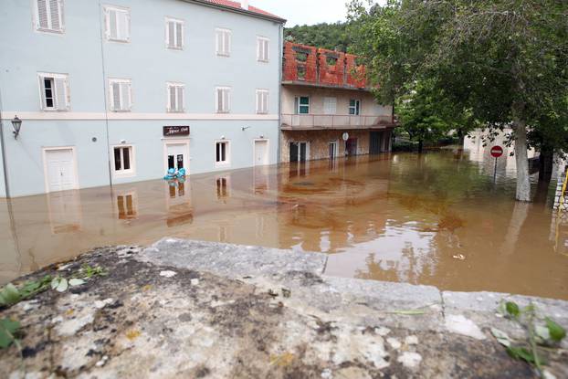 Obrovac: Stanovnici spašavaju stvari iz poplavljenih prostora 