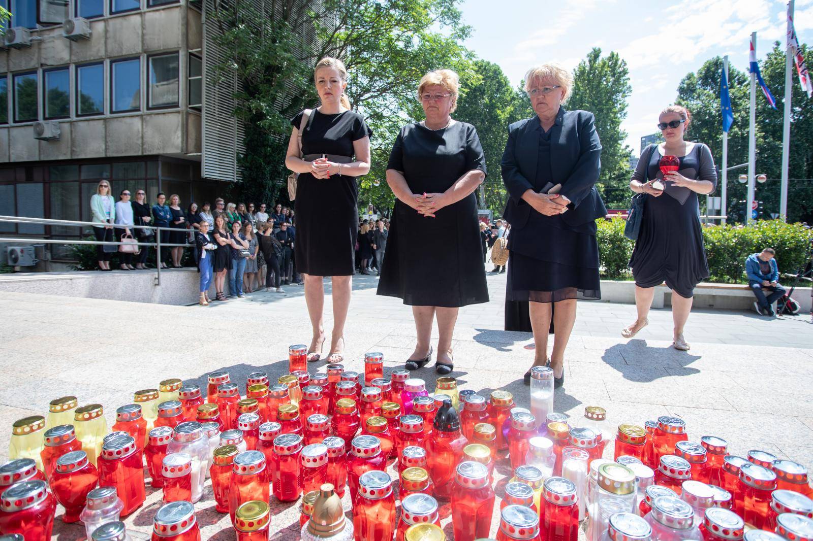 Zagreb: Prosvjed socijalnih radnika nakon juÄeraÅ¡njeg ubojstva njihove kolegice u Äakovu