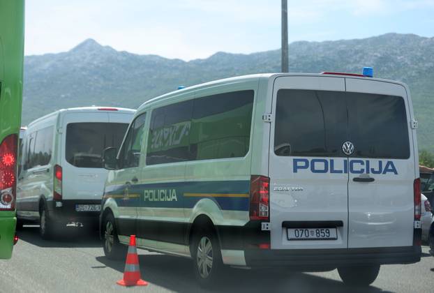 Policijska vozila na naplatnim postajama pri ulasku u Split dočekuju navijače
