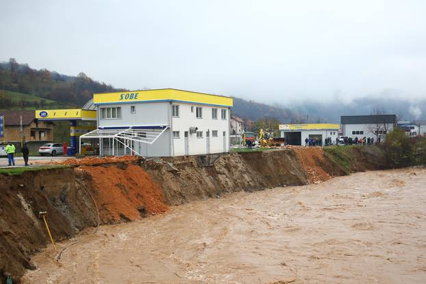 FOTO Poplava u BiH: Unatoč odronu koji prijeti benzinskoj postaji oni još uvijek rade