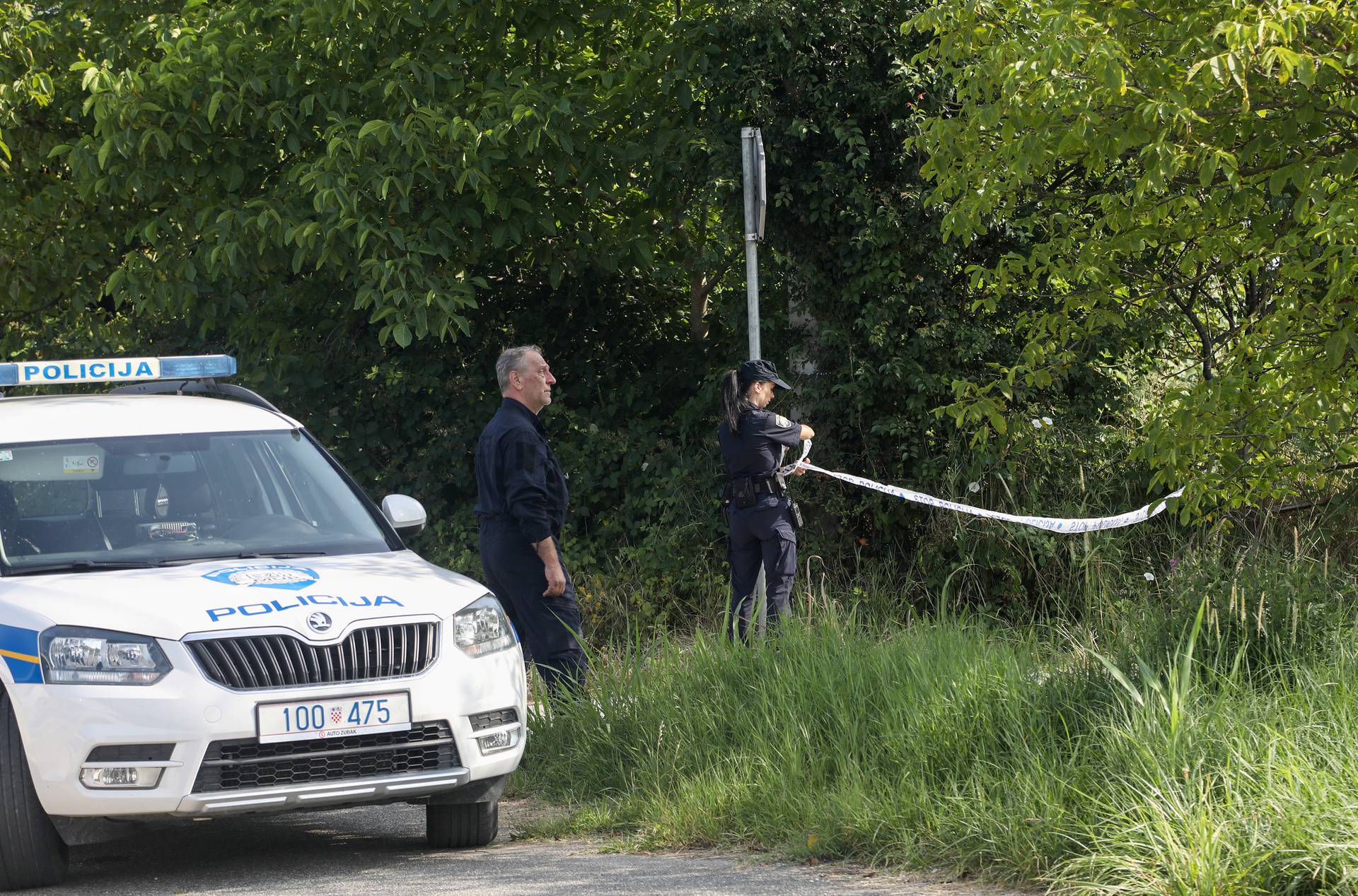 Sisak: Policija obavlja očevid na mjestu sinoćne pucnjave