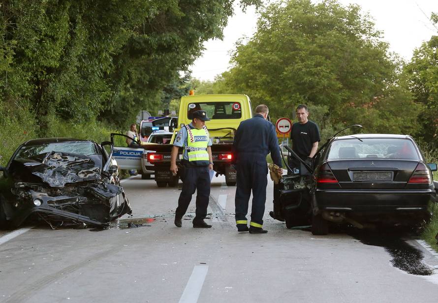 Vozač (26)  pretjecao i  skrivio frontalni sudar: Umro u bolnici
