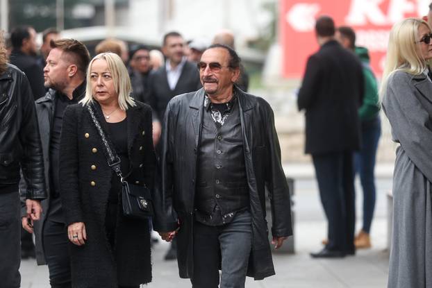 Sarajevo: Dolazak uzvanika na komemoraciju za Halida Bešlića u Narodno pozorište