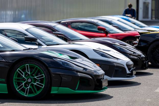 Rimac Nevere parkirane ispred Rimac kampusa u Kerestincu povodom Trilblazers Toura