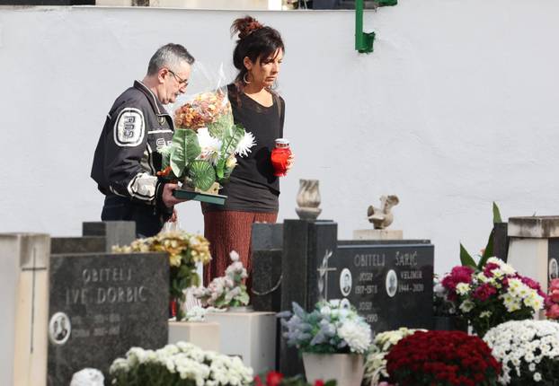 Šibenik: Na blagdan Svih svetih gra?ani posje?uju grobove svojih najmilijih