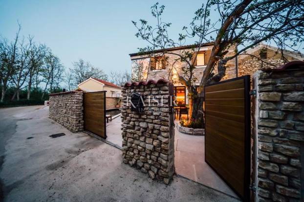 FOTO Ova vila sagrađena od kamena starog 120 godina, a cijena je prava sitnica