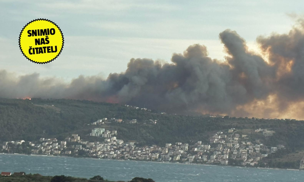 FOTO Veliki požar na Čiovu gase i kanaderi, počela padati i kiša. Snimili udar munje prije požara