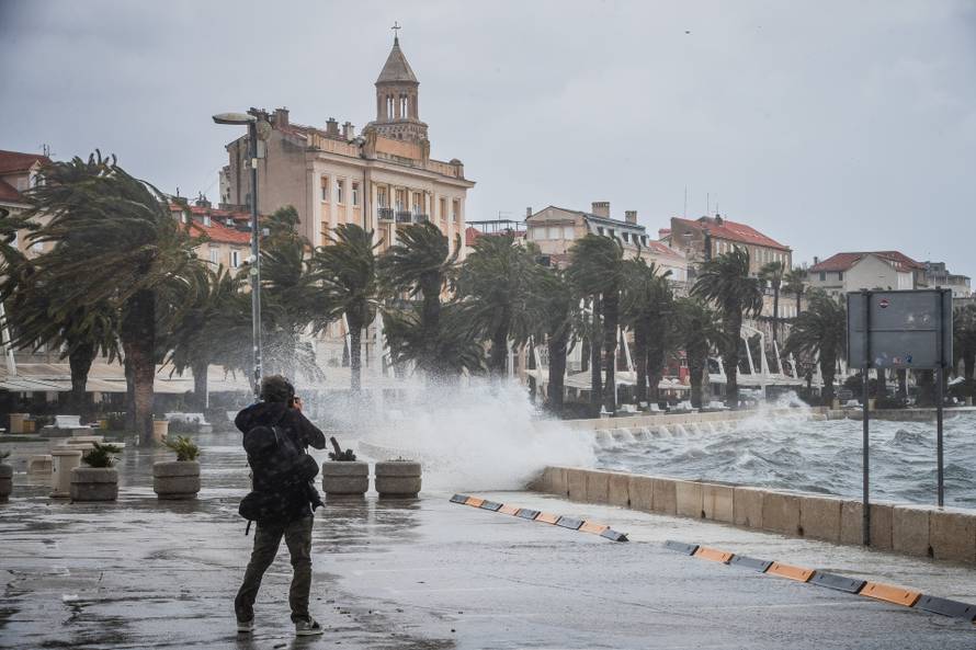 Split: Orkansko jugo potopilo rivu te stvaralo probleme u pomorskom prijevozu