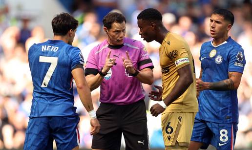 VIDEO Palaceu poništili gol zbog bizarne stvari, sudac je odluku objasnio publici putem razglasa