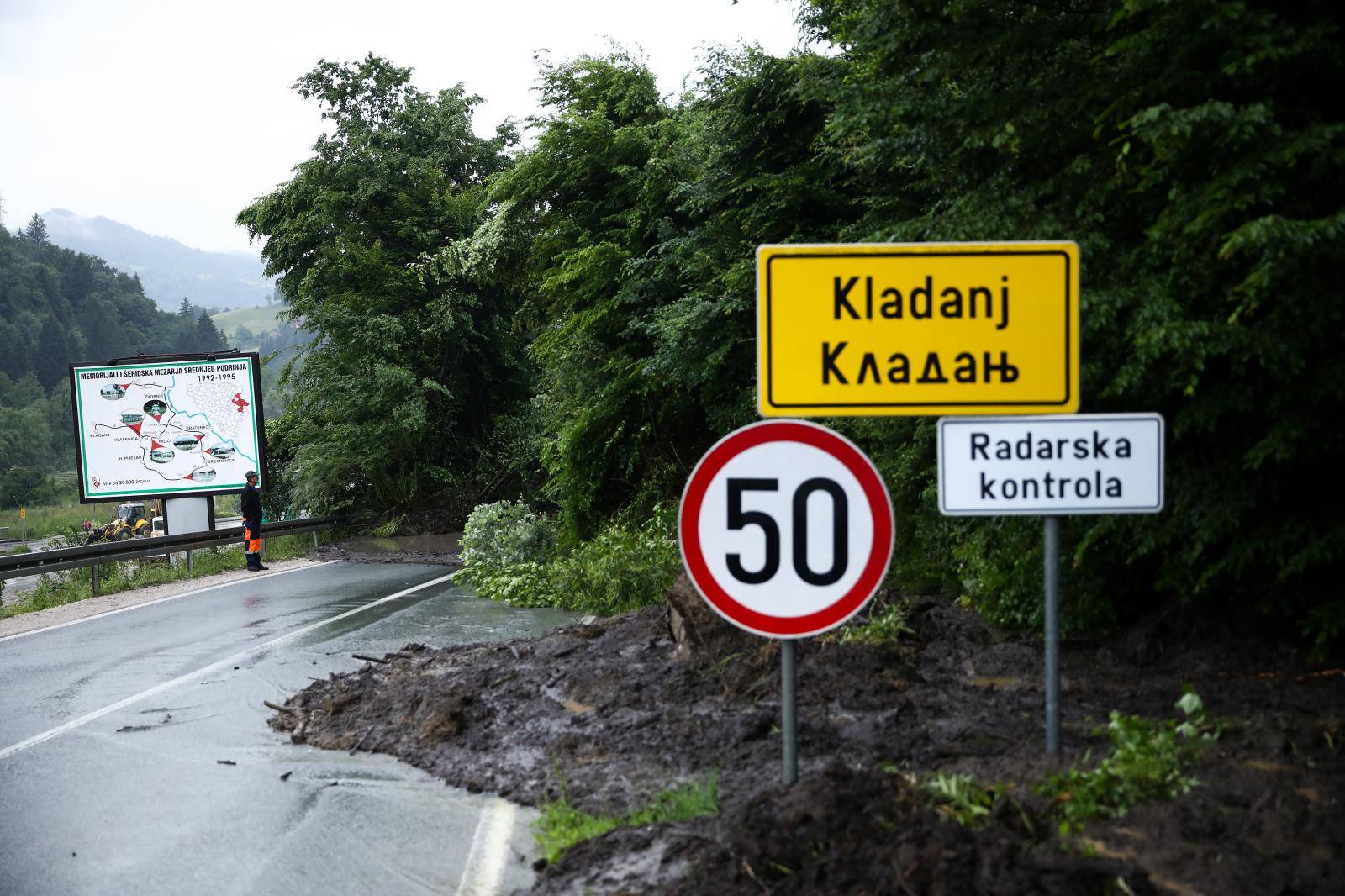 Kladanj: Zbog klizišta zaustavljen promet na relaciji Tuzla - Sarajevo