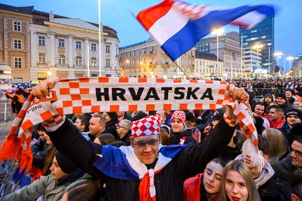 Zagreb: Počelo okupljanje građana za svečani doček rukometnih reprezentativaca nakon osvojene bronce na Europskom prvenstvu