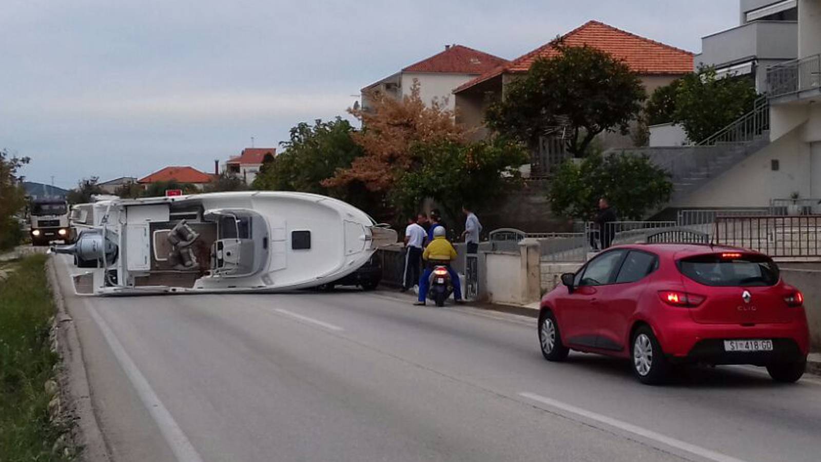 Trogir: Nasred ceste 'nasukao' se brod i blokirao sva promet