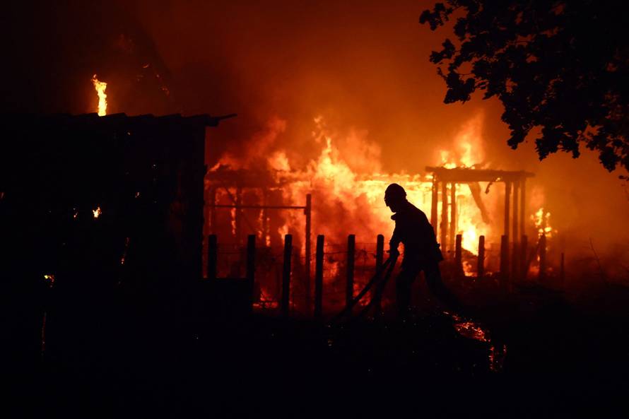 storyeditor/2026-07-24/2026-07-23t221333z-1412834460-rc2xjma4tvvm-rtrmadp-3-europe-weather-france-wildfire.jpg