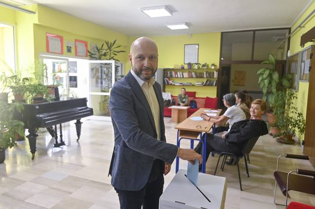 Jastrebarsko: Kandidat za župana Mihael Zmajlović glasovao u drugom krugu lokalnih izbora