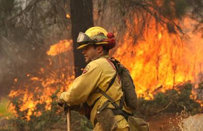 SAD: U dvije države požar natjerao stanovnike u bijeg