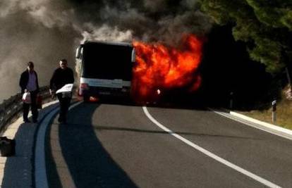Bus kod Makarske izgorio je zbog kvara na motoru