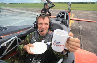 Pilot RAF-a pri neobičnom manevru popio šalicu čaja