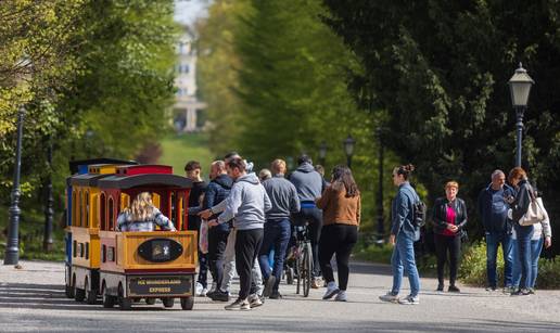 FOTO Proljetna idila u Parku Maksimir: Sun&ccaron;ana nedjelja izmamila gra&dstrok;ane na otvoreno