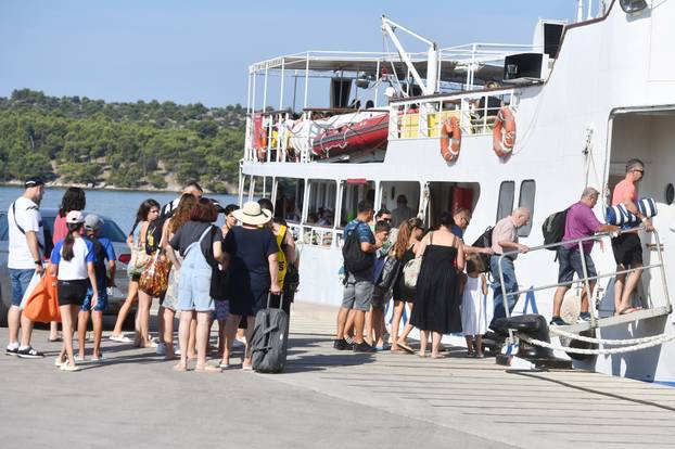 Šibenik: Spas od vru?ina mnogi su odlu?ili potražiti na otocima 