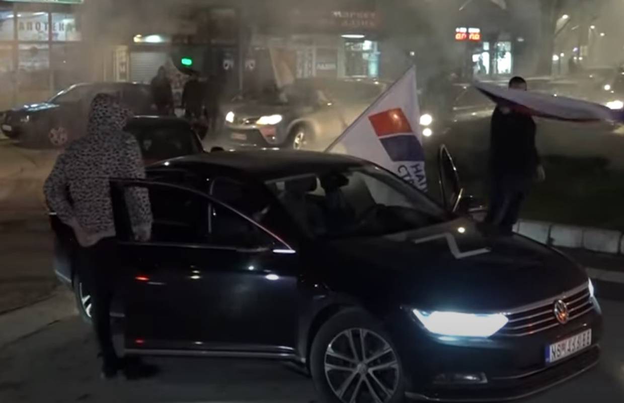 VIDEO Srbi na Kosovu iscrtali su slovo Z na autu i slavili Vučićevu pobjedu: Zapalili su i bakljade