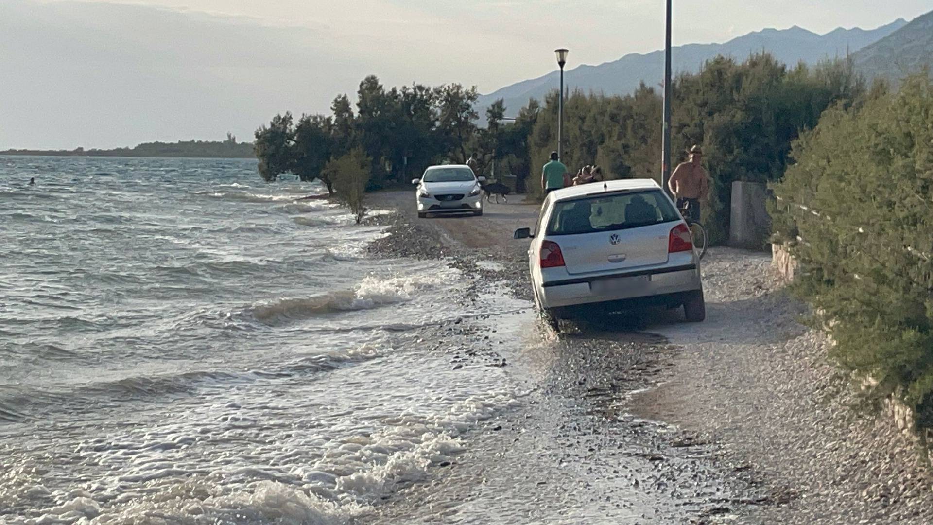 VIDEO Samo u Hrvatskoj auti voze plažom: 'Zabio se u stup, mogao je pogaziti cijelu obitelj!'