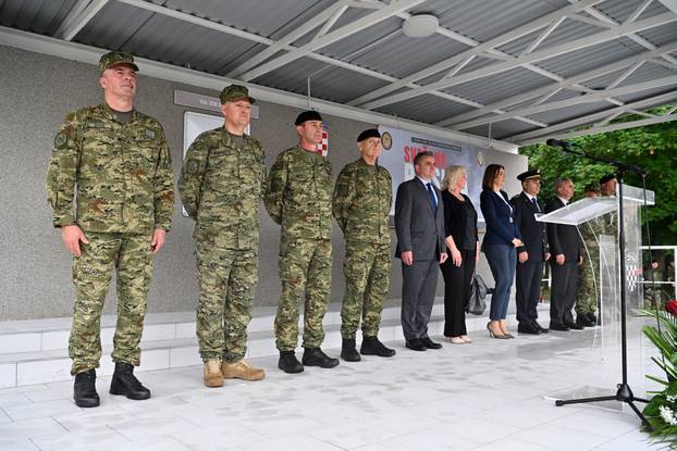 FOTO Suze i zagrljaji u Požegi: 900 novih ročnika položilo prisegu, među njima i 53 žene