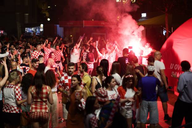 Zagreb: Slavlje navijača na trgu nakon pobjede Hrvatske