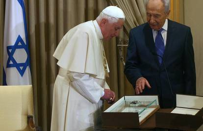 Papi Benediktu na poklon Biblija veličine zrna pijeska