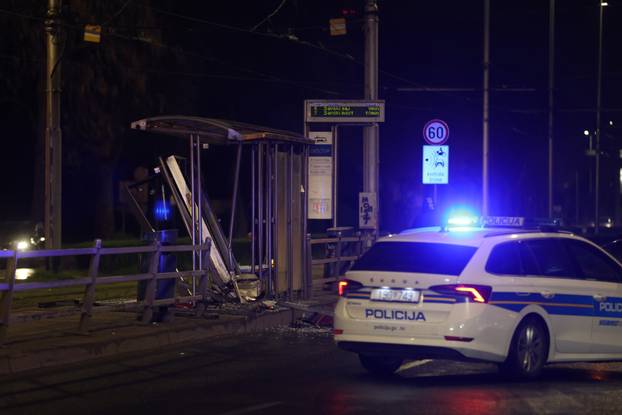 Prometna nesreća u Zagrebu, automobilom se zabio u tramvajsku stanicu