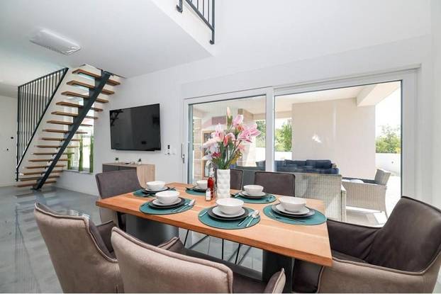 FOTO Pogledajte kuću koju su izgradili usred polja u Grbama: Stoji samo pola milijuna eura...