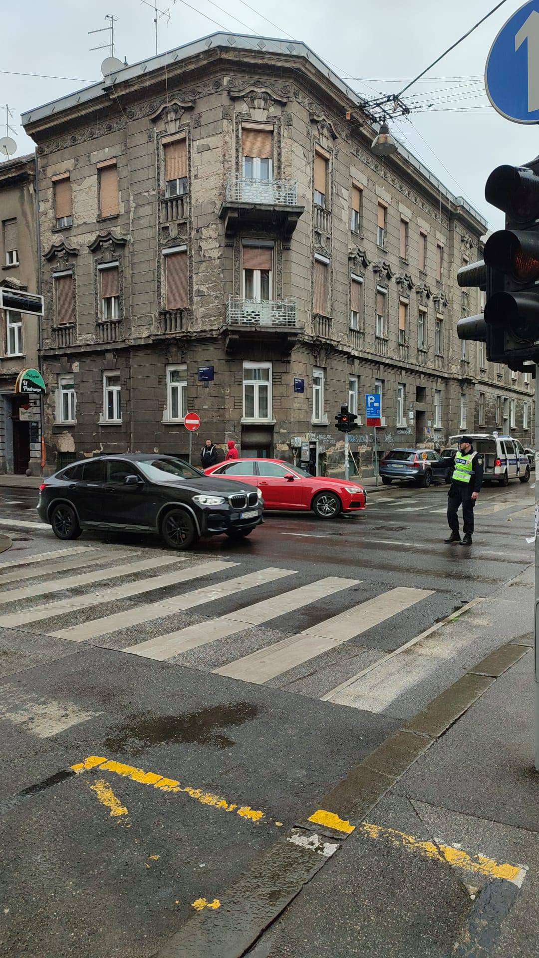 U sudaru u Zagrebu jedan vozač naletio na stup i na pješaka