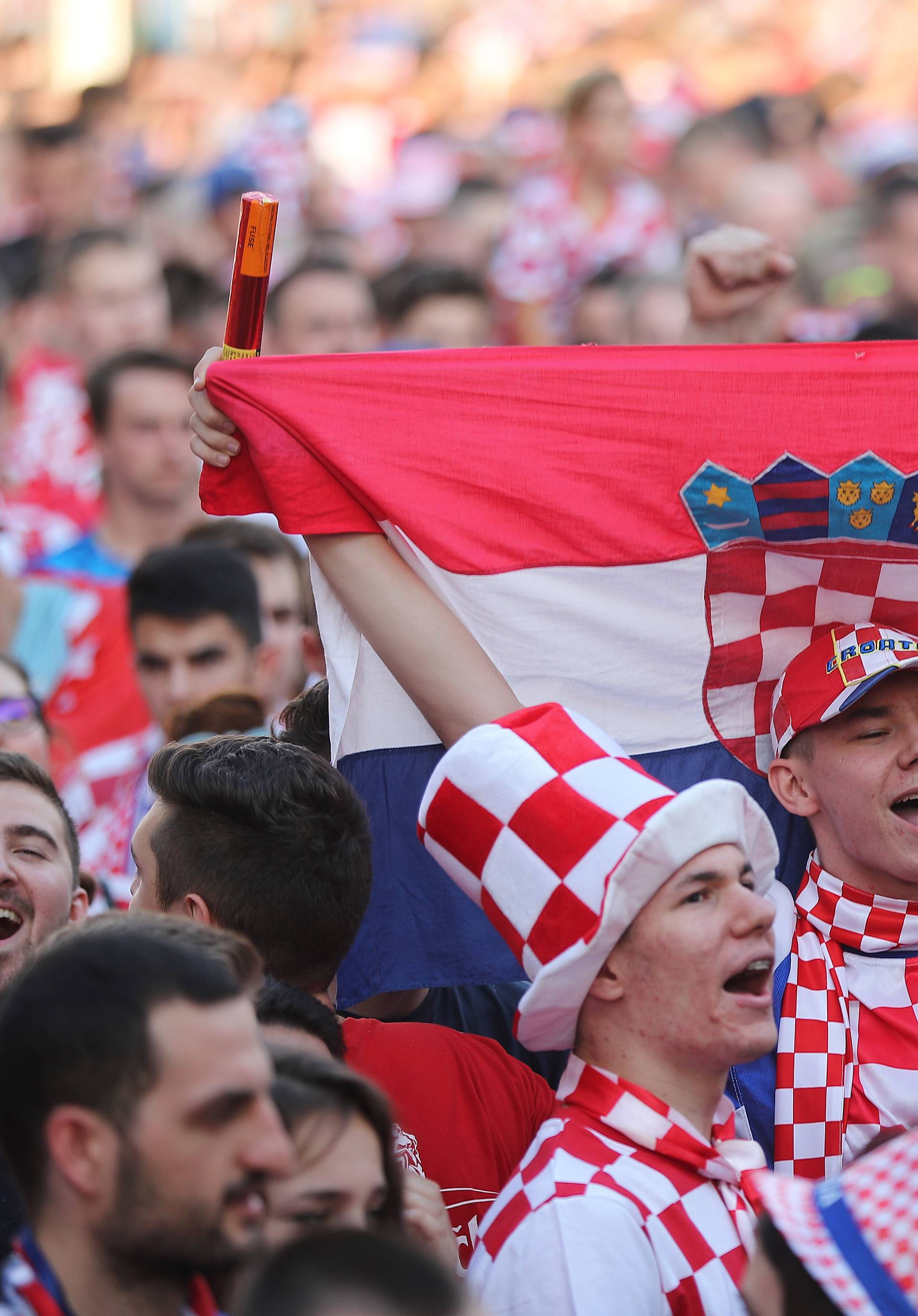 Zagreb: Atmosfera na Trgu uoÄi poÄetka utakmice Äetvrtfinala Rusija - Hrvatska