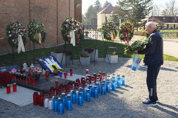Zagrepčani posjećuju grob Milana Bandića na petu obljetnicu smrti 